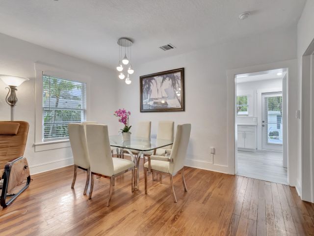 Дом в аренду по адресу 320 SE 4th Avenue - фото 6657015