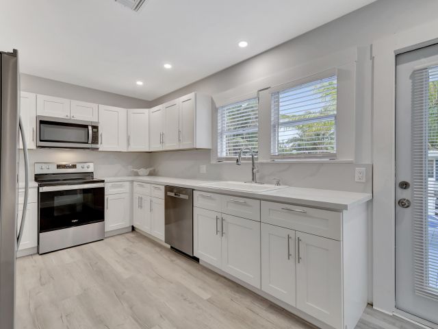 Дом в аренду по адресу 320 SE 4th Avenue - фото 6657016