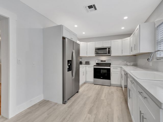 Дом в аренду по адресу 320 SE 4th Avenue - фото 6657017