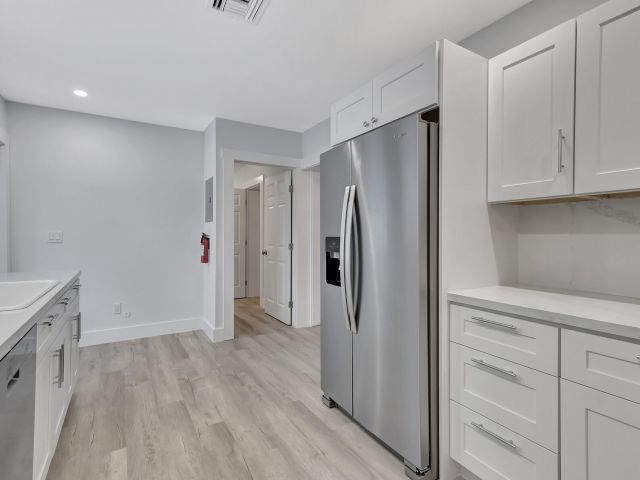 Дом в аренду по адресу 320 SE 4th Avenue - фото 6657018