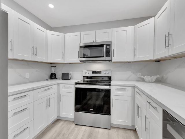 Дом в аренду по адресу 320 SE 4th Avenue - фото 6657019