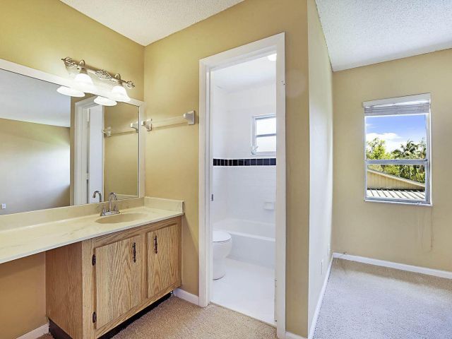 Продажа дома по адресу 3896 NW 2nd Court - фото 6642914