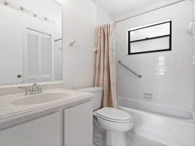 Дом в аренду по адресу 23315 SW 54th Way B - фото 6643415