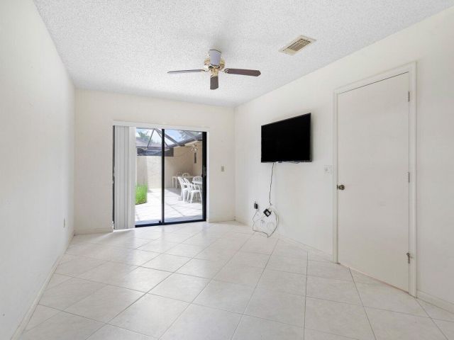 Дом в аренду по адресу 23315 SW 54th Way B - фото 6643416