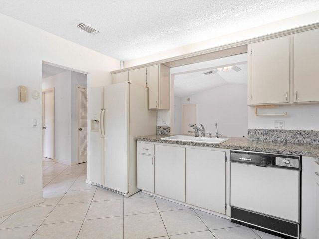 Дом в аренду по адресу 23315 SW 54th Way B - фото 6643418