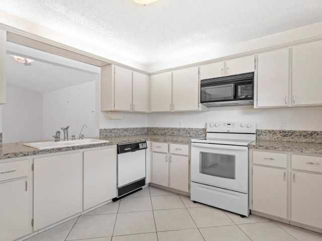 Дом в аренду по адресу 23315 SW 54th Way B - фото 6643419