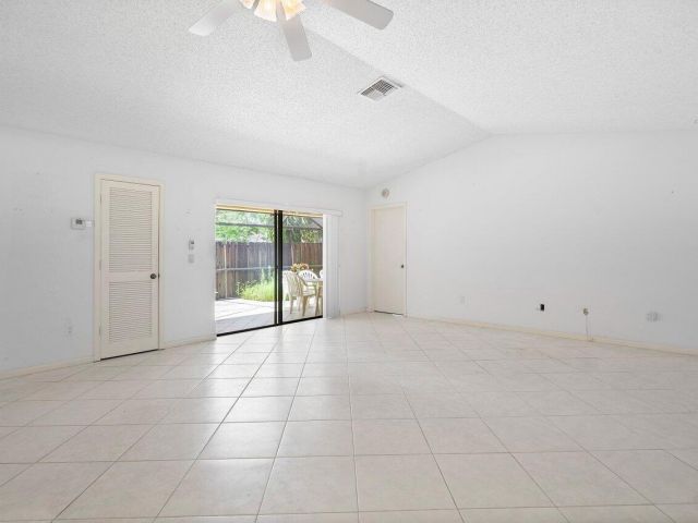 Дом в аренду по адресу 23315 SW 54th Way B - фото 6643422