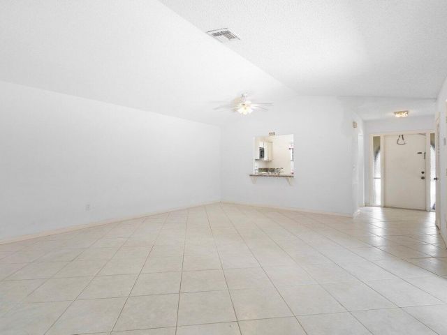 Дом в аренду по адресу 23315 SW 54th Way B - фото 6643423