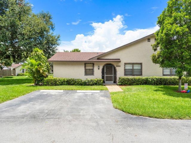 Дом в аренду по адресу 23315 SW 54th Way B - фото 6643427