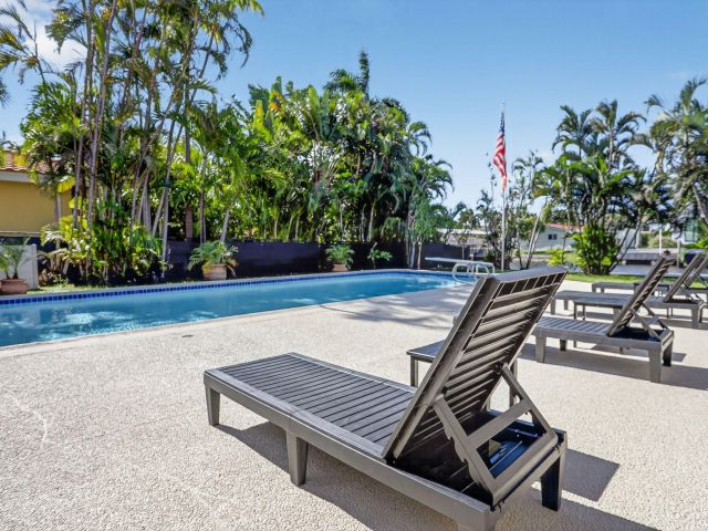 Продажа дома по адресу 2541 Middle River Drive - фото 6647296