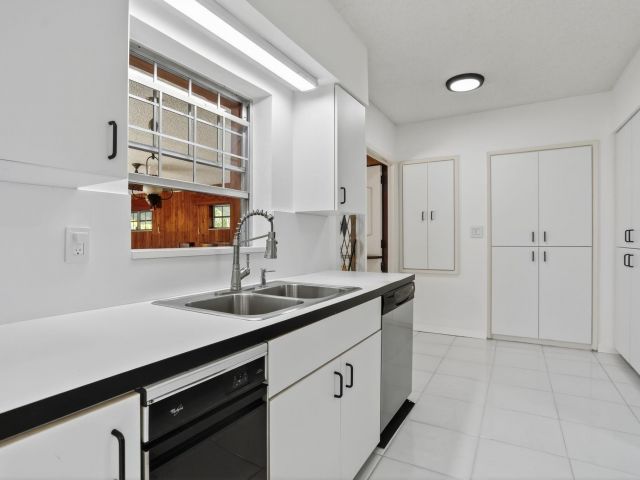 Продажа дома по адресу 2541 Middle River Drive - фото 6823825