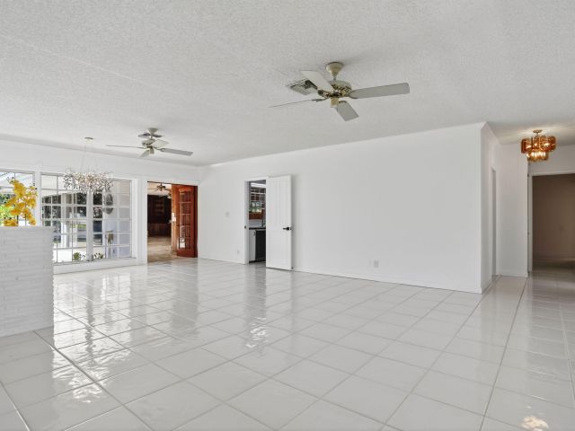 Продажа дома по адресу 2541 Middle River Drive - фото 6823826