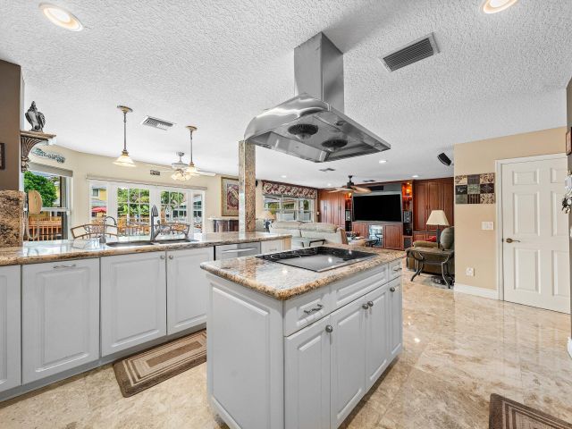 Продажа дома по адресу 1548 SW 5th Avenue - фото 6700103