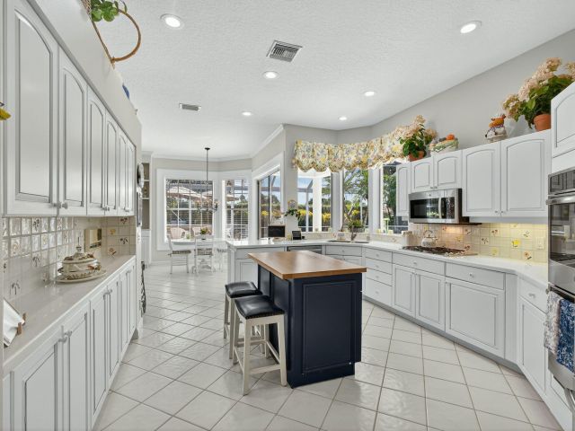 Продажа дома по адресу 8784 Lakes Boulevard - фото 6664695