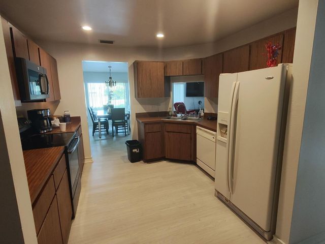 Дом в аренду по адресу 616 White Water Drive - фото 6656424