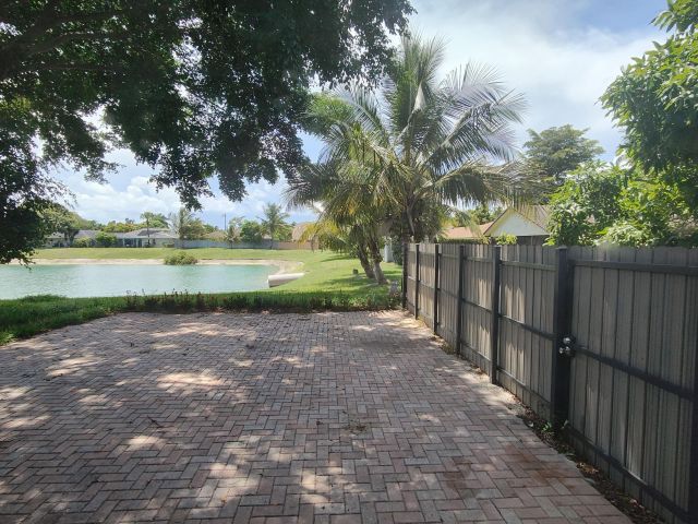 Дом в аренду по адресу 616 White Water Drive - фото 6656435