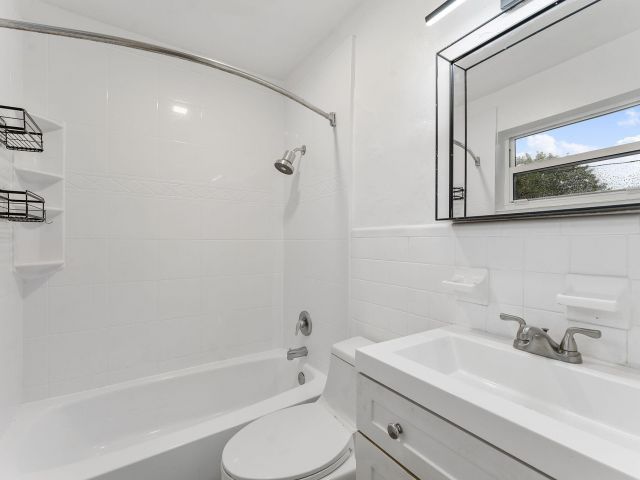 Дом в аренду по адресу 430 NE 49th Street - фото 6653291