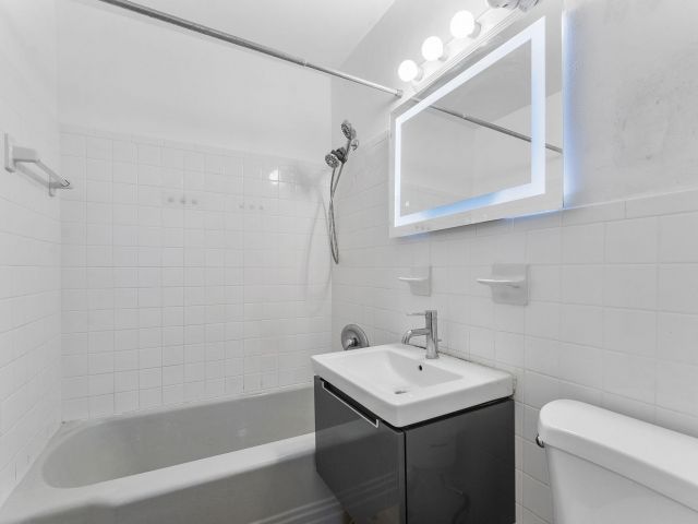 Дом в аренду по адресу 430 NE 49th Street - фото 6653294