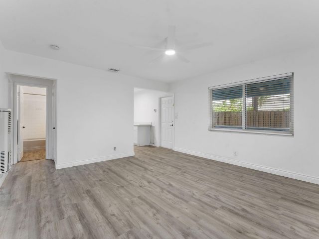 Дом в аренду по адресу 430 NE 49th Street - фото 6653300