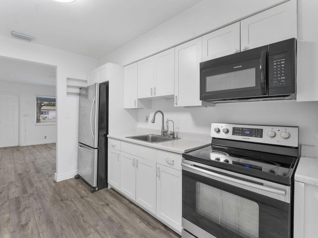 Дом в аренду по адресу 430 NE 49th Street - фото 6653302