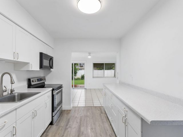 Дом в аренду по адресу 430 NE 49th Street - фото 6653303