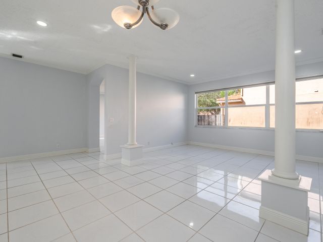 Продажа дома по адресу 2502 Ambassador Avenue - фото 6653337