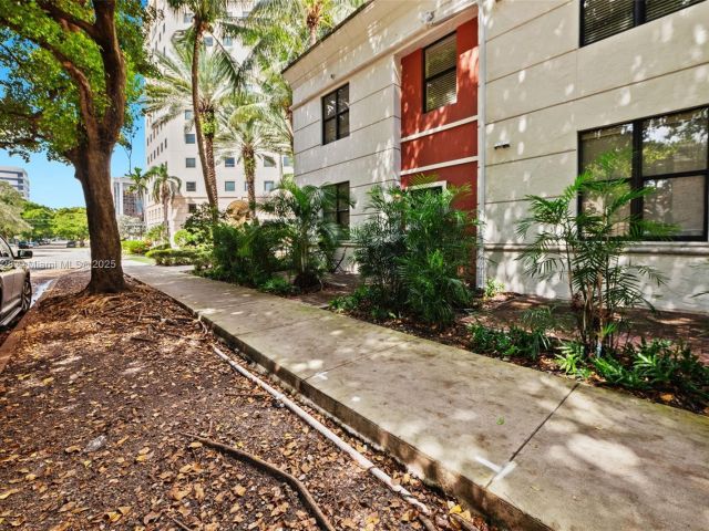 Продажа дома по адресу 888 S Douglas Rd 113 - фото 6676194