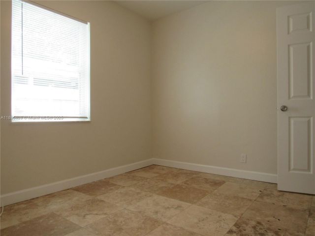 Дом в аренду по адресу 440 NW 15TH Avenue - фото 7487597