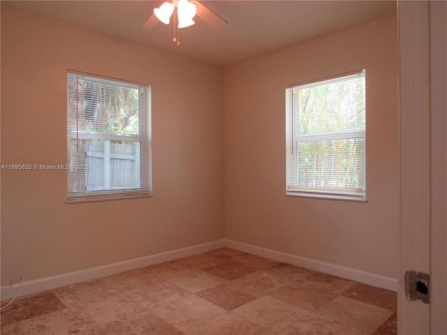 Дом в аренду по адресу 440 NW 15TH Avenue - фото 7487602