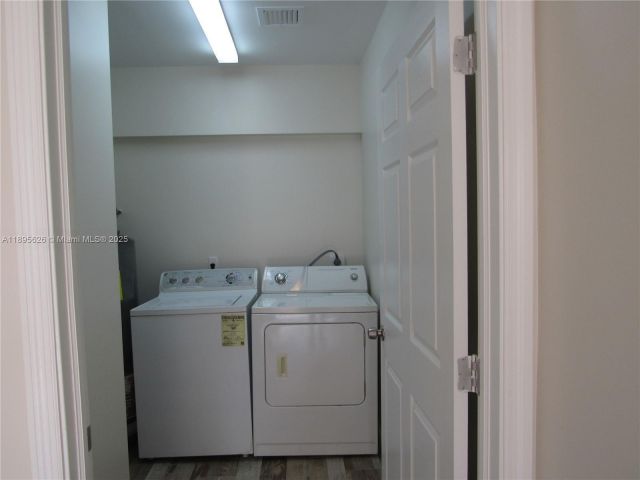 Дом в аренду по адресу 440 NW 15TH Avenue - фото 7487611