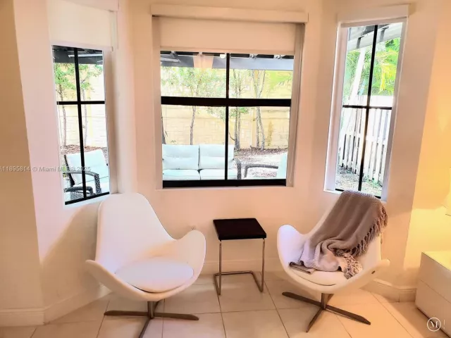 Дом в аренду по адресу 9731 NW 10th Ter - фото 7572183