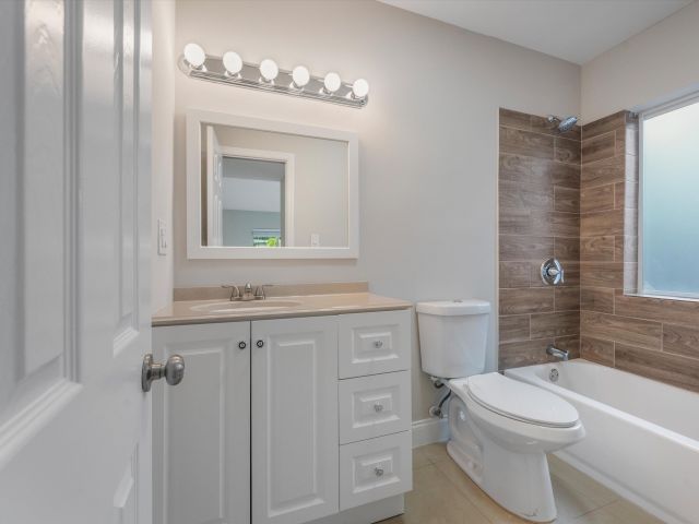 Дом в аренду по адресу 1137 NE 1st Avenue - фото 6687494