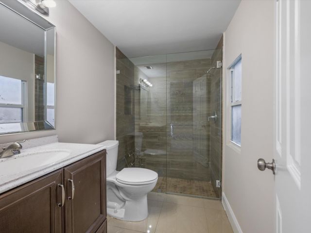 Дом в аренду по адресу 1137 NE 1st Avenue - фото 6687497