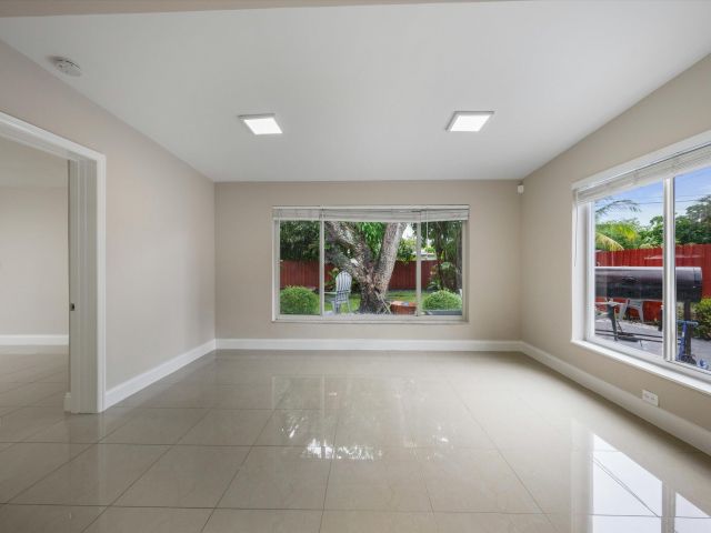 Дом в аренду по адресу 1137 NE 1st Avenue - фото 6687500