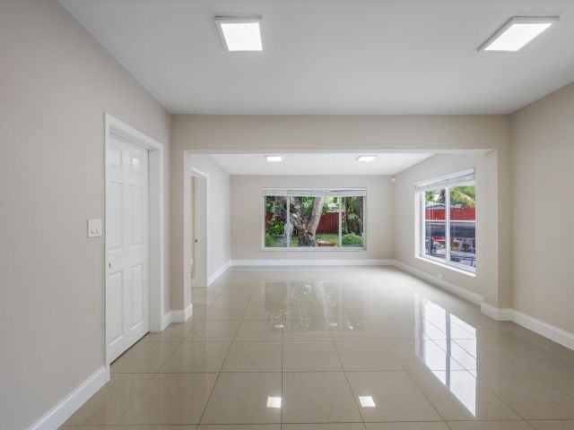 Дом в аренду по адресу 1137 NE 1st Avenue - фото 6687501