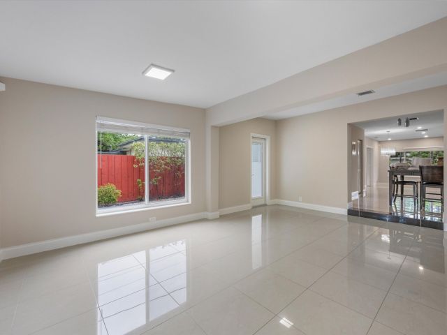 Дом в аренду по адресу 1137 NE 1st Avenue - фото 6687502