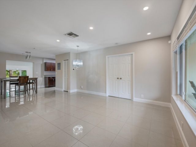 Дом в аренду по адресу 1137 NE 1st Avenue - фото 6687504