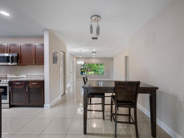 Дом в аренду по адресу 1137 NE 1st Avenue - фото 6687505