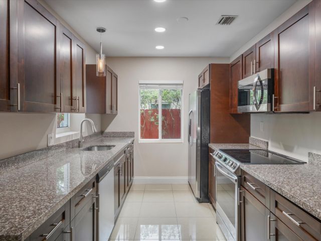 Дом в аренду по адресу 1137 NE 1st Avenue - фото 6687506