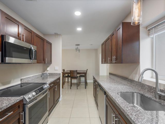 Дом в аренду по адресу 1137 NE 1st Avenue - фото 6687507