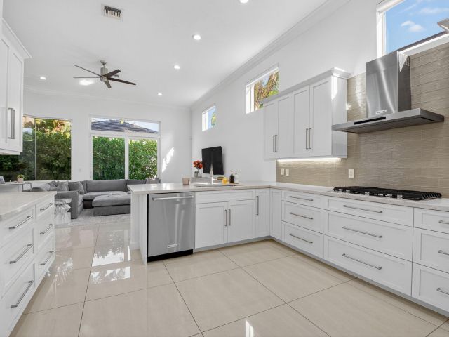 Продажа дома по адресу 6270 NW 43rd Terrace - фото 6689484