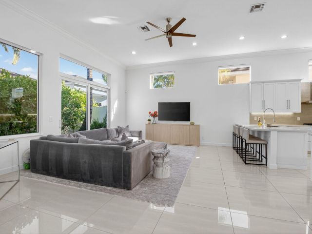 Продажа дома по адресу 6270 NW 43rd Terrace - фото 6689490