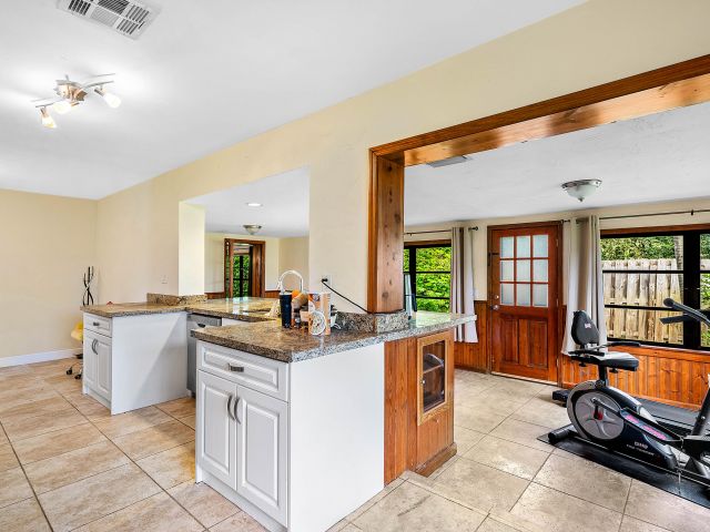 Продажа дома по адресу 301 NW 42nd Street - фото 6705064