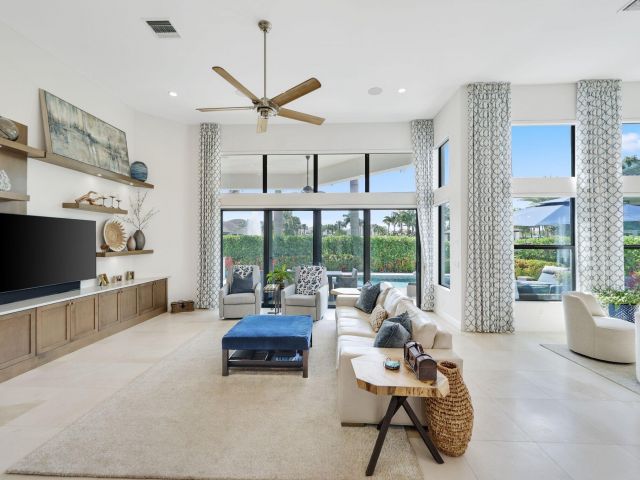 Продажа дома по адресу 2530 NW 71st Street - фото 6689120