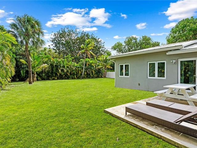 Дом в аренду по адресу 2360 NE 15th Terrace - фото 6694086