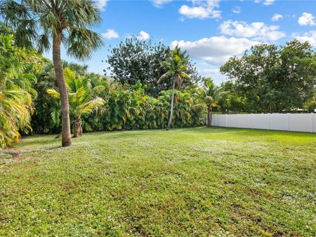 Дом в аренду по адресу 2360 NE 15th Terrace - фото 6694087