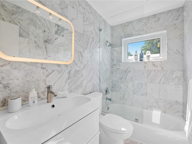 Дом в аренду по адресу 2360 NE 15th Terrace - фото 6694089