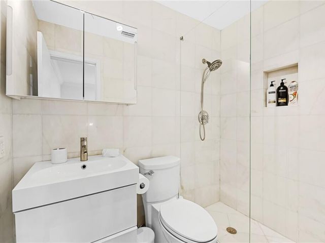 Дом в аренду по адресу 2360 NE 15th Terrace - фото 6694093