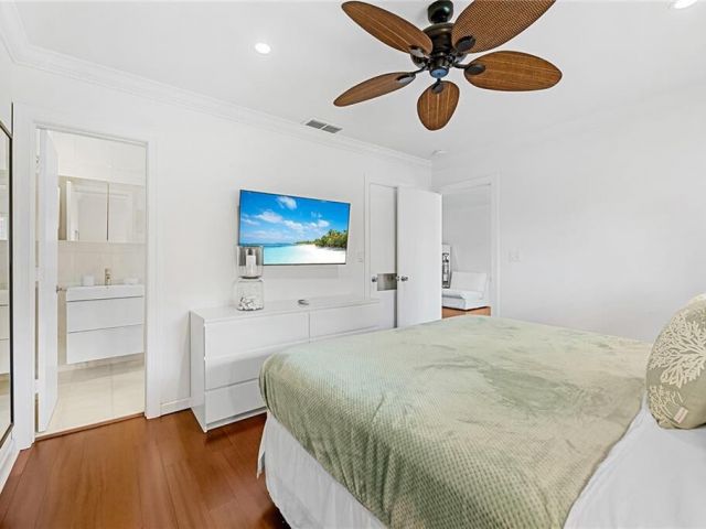 Дом в аренду по адресу 2360 NE 15th Terrace - фото 6694095