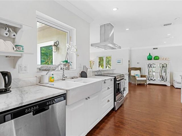 Дом в аренду по адресу 2360 NE 15th Terrace - фото 6694100